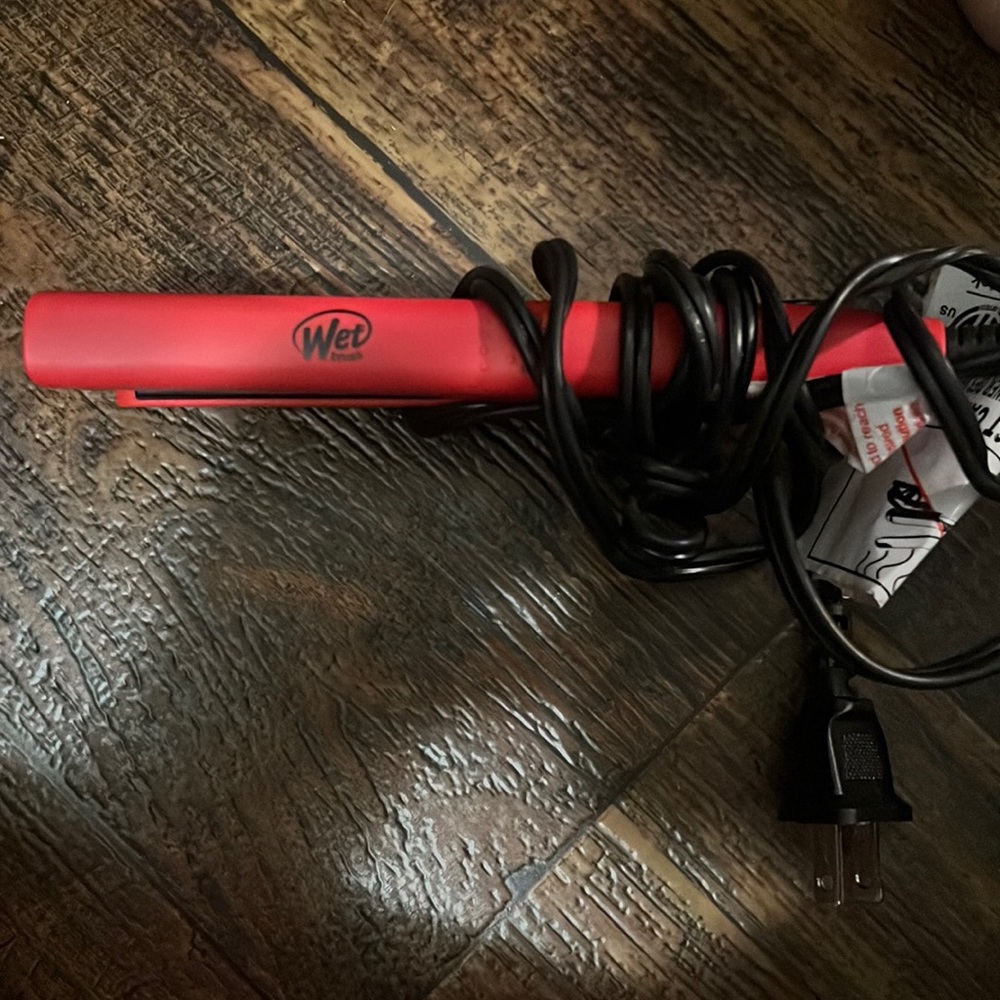 Wet brush mini straightener